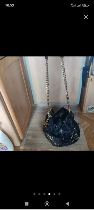 Borsa secchiello La Carrie pelle nera borchie oro