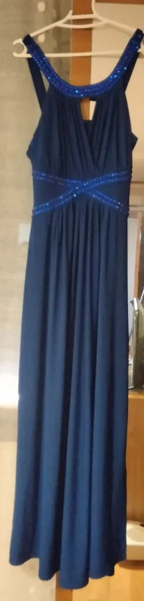 Vestido largo azul con detalles