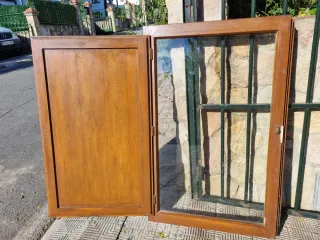 Ventana de madera con marco