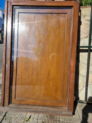 Ventana de madera con marco