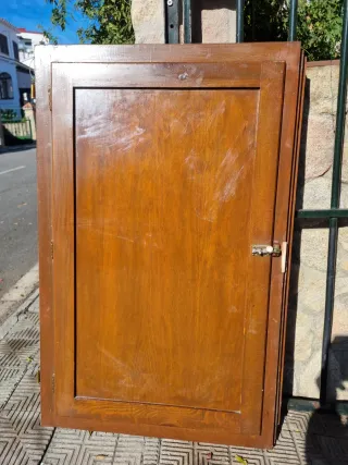 Ventana de madera con marco