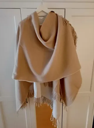 Capa mujer beige y blanca con flecos