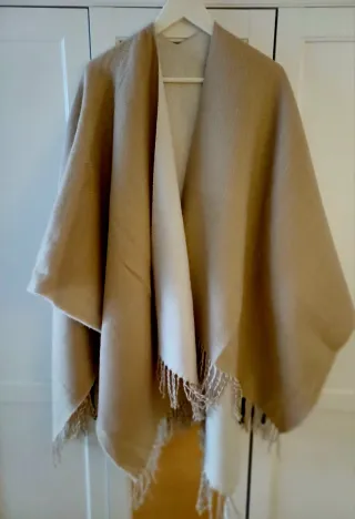 Capa mujer beige y blanca con flecos