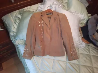 Americana beige con bordado floral