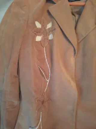 Americana beige con bordado floral