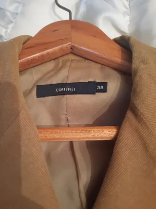 Americana beige con bordado floral