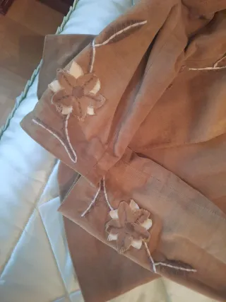 Americana beige con bordado floral