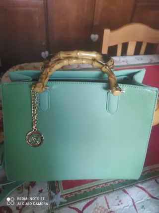 Borsa verde con manici in bambù