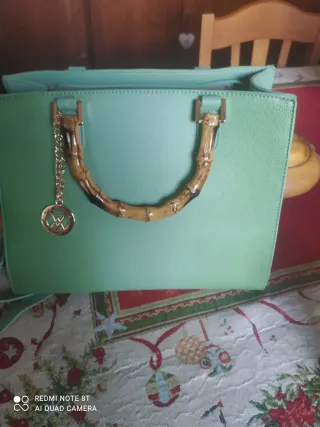 Borsa verde con manici in bambù