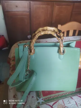 Borsa verde con manici in bambù
