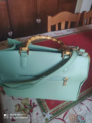 Borsa verde con manici in bambù
