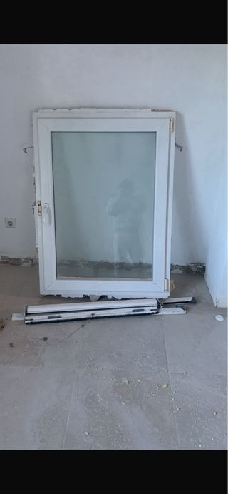 Ventanas y puertas arqueadas blancas