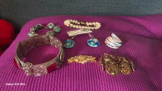 Lote Bisutería: Pulseras, Pendientes y Broches