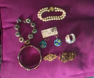 Lote Bisutería: Pulseras, Pendientes y Broches