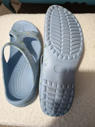 Chanclas piscina flores azules