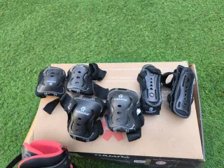 Patines en línea extensibles nuevos y protecciones