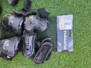 Patines en línea extensibles nuevos y protecciones