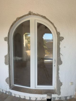 Puerta blanca con cristal