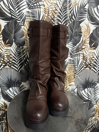 Stivali marroni con zip e fibbia