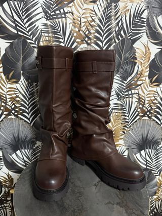 Stivali marroni con zip e fibbia