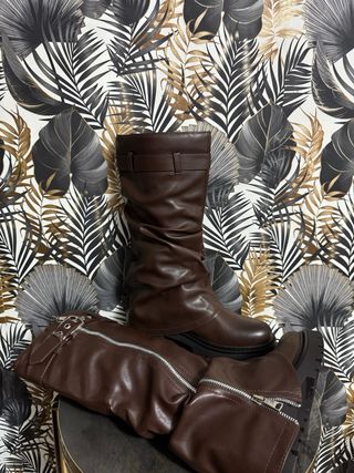 Stivali marroni con zip e fibbia