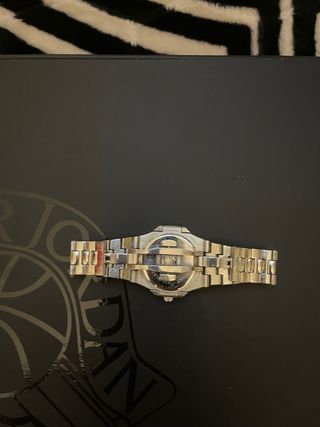 Reloj plateado con detalles azules