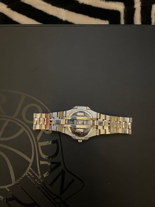 Reloj plateado con detalles azules