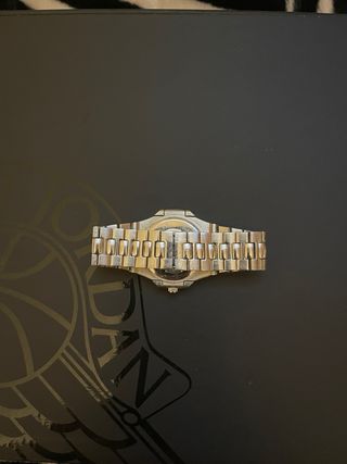 Reloj plateado con detalles azules