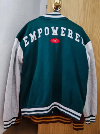 Chaqueta universitaria verde y gris