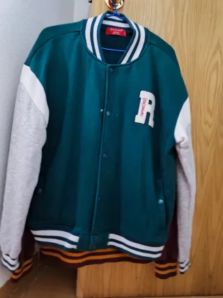 Chaqueta universitaria verde y gris