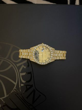 Reloj Dorado con Cristales