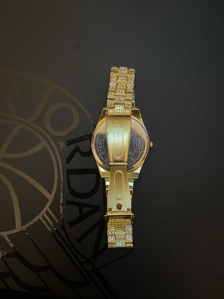 Reloj Dorado con Cristales