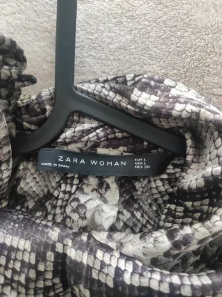 Blusa manga corta con estampado de serpiente