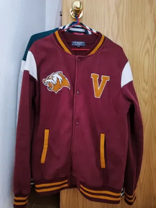 Chaqueta universitaria Primark bordada