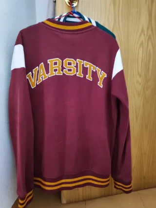 Chaqueta universitaria Primark bordada