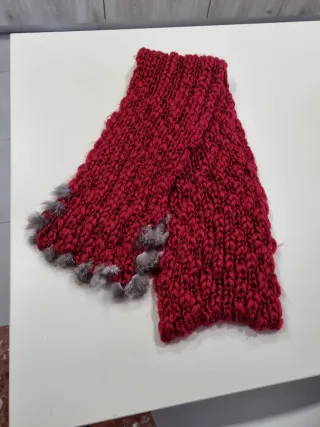 Bufanda rojo granate con adorno de piel gris