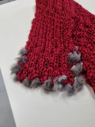 Bufanda rojo granate con adorno de piel gris