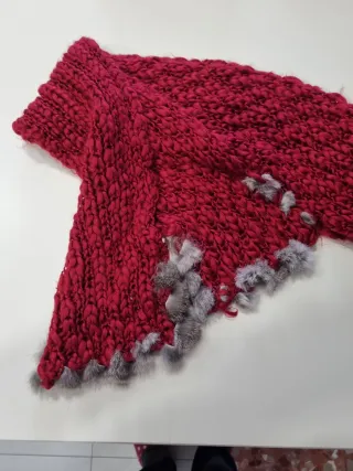 Bufanda rojo granate con adorno de piel gris