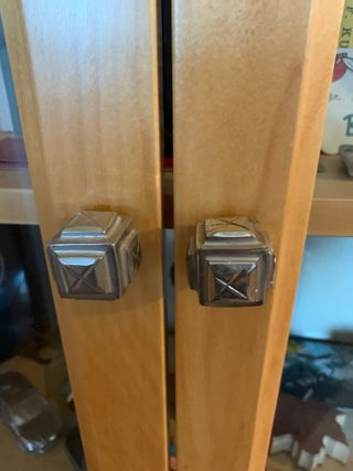 Mesa y tres vitrinas de Ikea