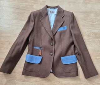 Chaqueta americana marrón con detalles azules