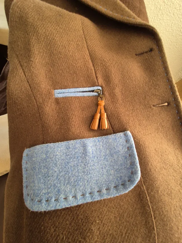 Chaqueta americana marrón con detalles azules