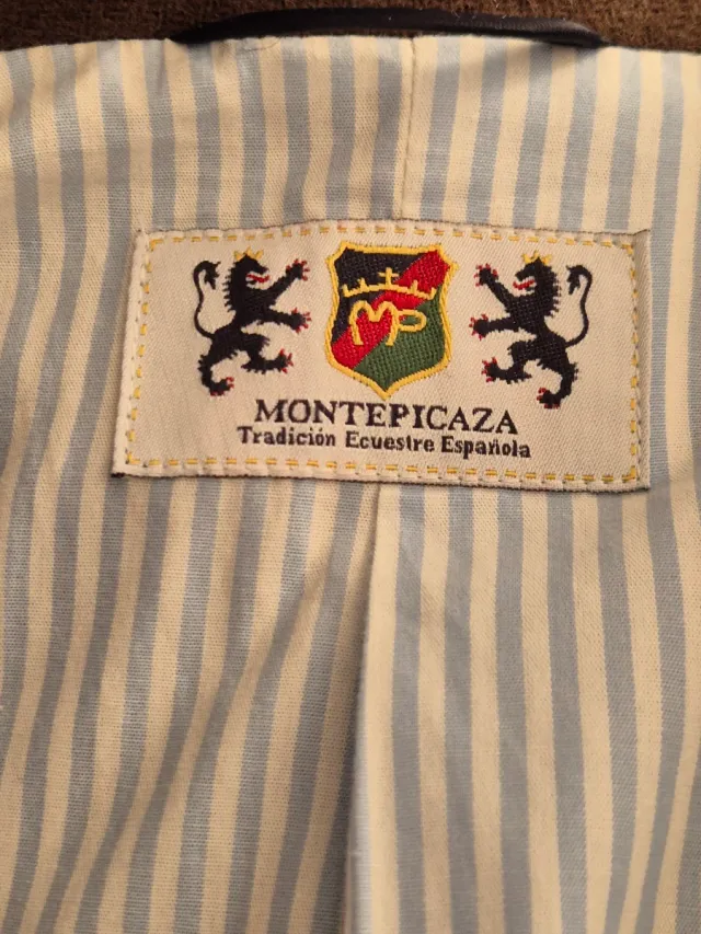 Chaqueta americana marrón con detalles azules