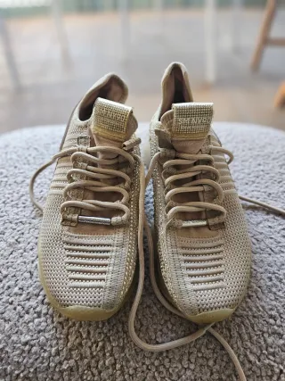 Zapatillas Steve Madden Beige y Doradas