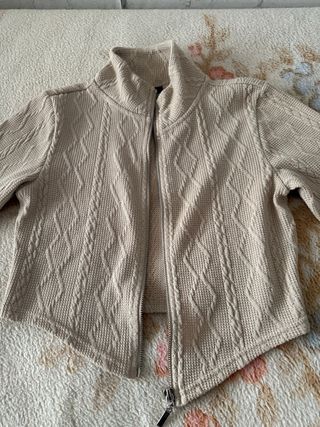Jersey beige con cremallera