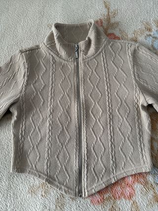 Jersey beige con cremallera