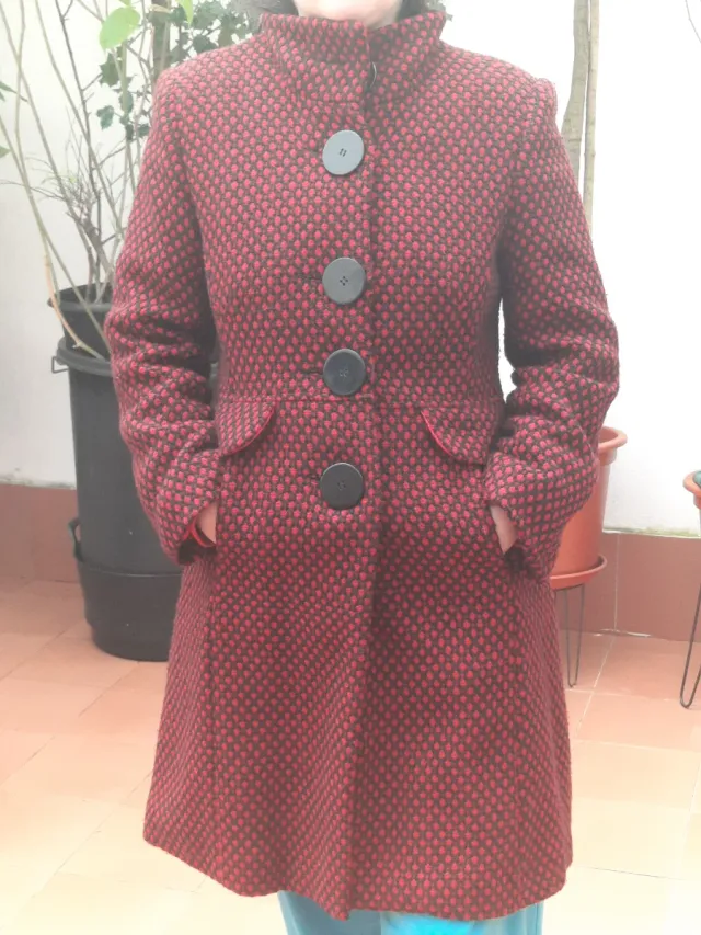 Abrigo estampado rojo y negro