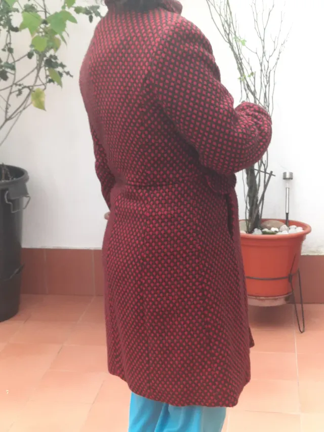 Abrigo estampado rojo y negro