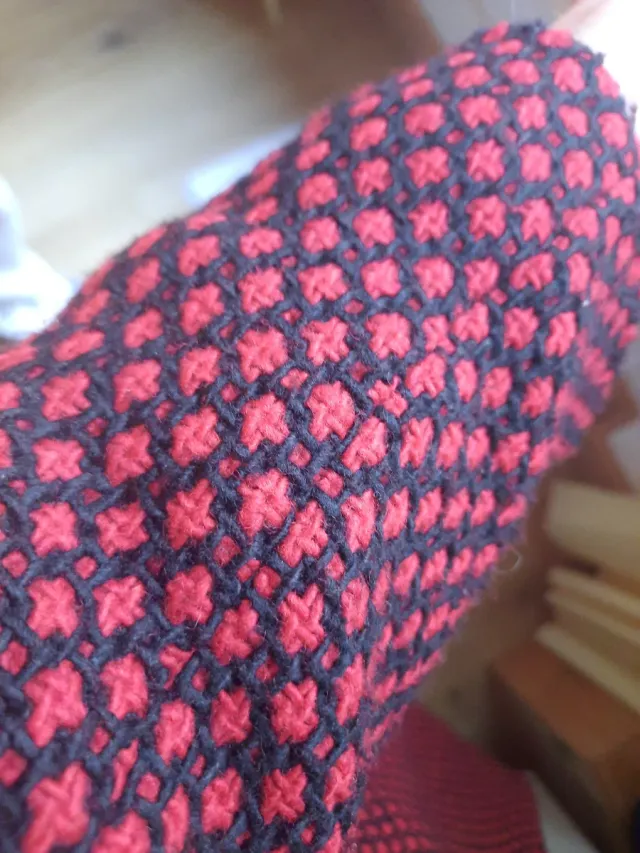 Abrigo estampado rojo y negro