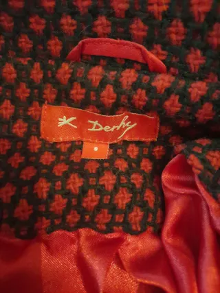 Abrigo estampado rojo y negro