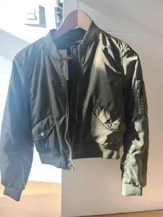 Chaqueta bomber verde Pull&Bear Talla s